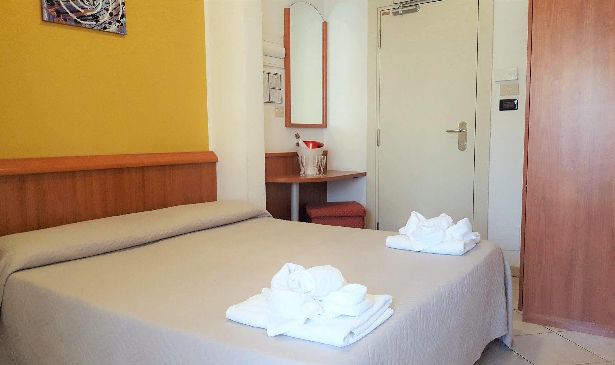 Hotel Bengasi Ρίμινι Εξωτερικό φωτογραφία