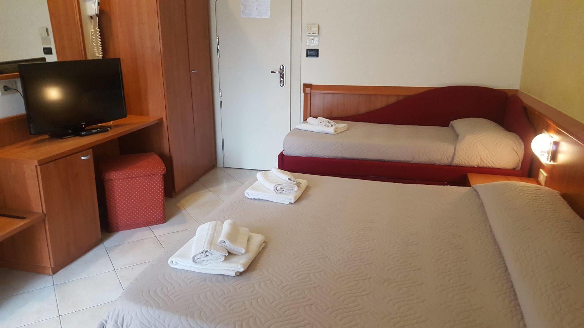 Hotel Bengasi Ρίμινι Εξωτερικό φωτογραφία